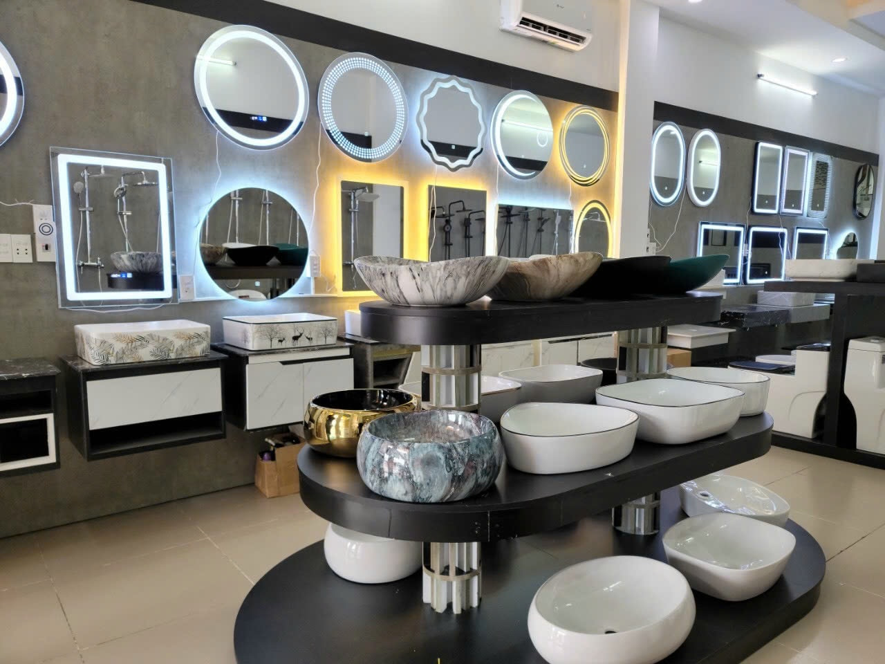 Showroom Thiết Bị Vệ Sinh Giá Kho tập hợp rất nhiều mẫu bồn rửa mặt đẹp, cao cấp và 100% chính hãng.