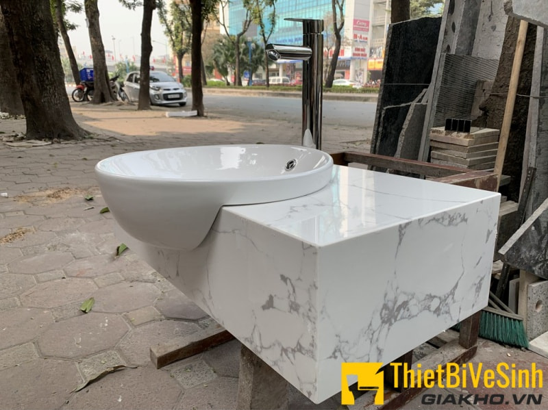 Lavabo bán âm có cấu tạo là 1 phần nằm sâu trong bàn đá và 1 phần nổi lên trên mặt đá (thường là phần vành chậu), là sản phẩm kết hợp của lavabo âm bàn và dương bàn.