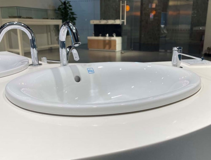 Đối với dòng chậu bán âm bàn/dương vành TOTO hình tròn/oval thì mẫu TOTO L762 nổi bật và đẹp mắt với lòng chậu sâu, lỗ thoát tràn hiệu quả cùng thiết kế mềm mại ấn tượng.