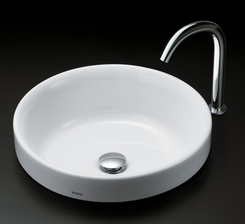Lavabo đặt bàn Toto có nhiều ưu điểm như chất liệu cao cấp, lớp men CeFiONtect kháng khuẩn, chống bám bẩn nên vệ sinh dễ dàng.