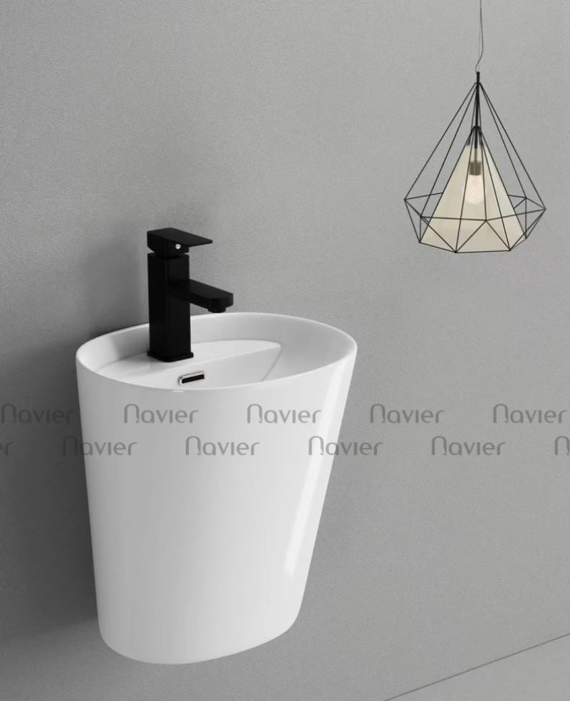 Chậu rửa mặt treo tường chân lửng được thiết kế gọn gàng, giúp không gian phòng trở nên thoáng mát và rộng rãi.