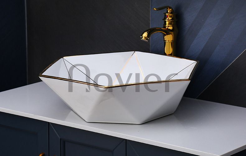 Chậu lavabo gốm sứ đặt bàn cao cấp viền vàng Navier NV-405V thiết kế hình lục giác mang đến cảm giác mới mẻ, độc đáo cho không gian.