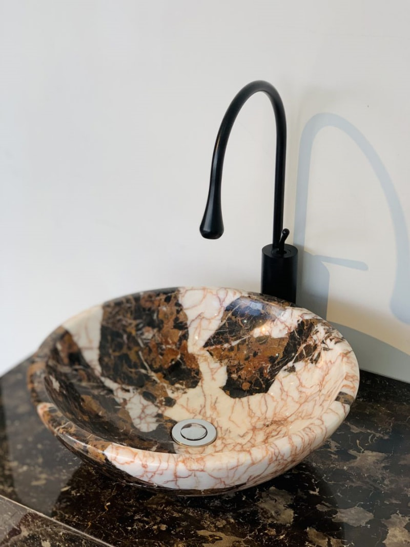Ngoài ra, chậu lavabo đá hoa cương còn đem đến sự sang trọng, đẳng cấp và cảm giác hòa mình vào thiên nhiên cho không gian lắp đặt.
