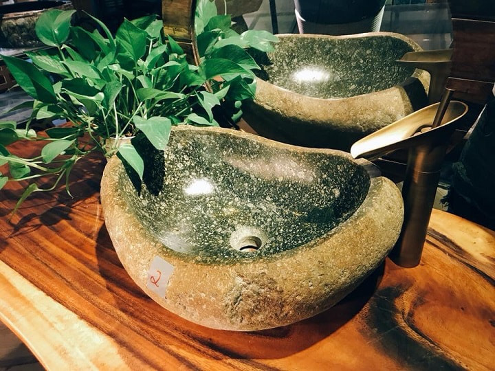 Bồn rửa mặt bằng đá cuội có thiết kế rất độc đáo, ấn tượng đem đến sự phá cách cho không gian của phòng tắm.