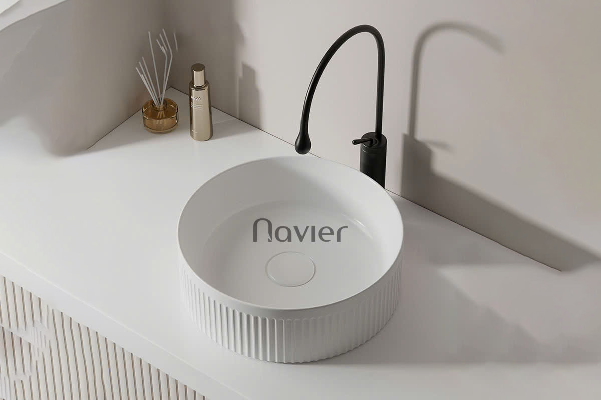 Lavabo nhỏ đặt bàn Navier NV-393T được xử lý bề mặt phủ men bóng láng mịn, hạn chế tối đa bám bẩn nên sản phẩm luôn sạch sẽ như mới.