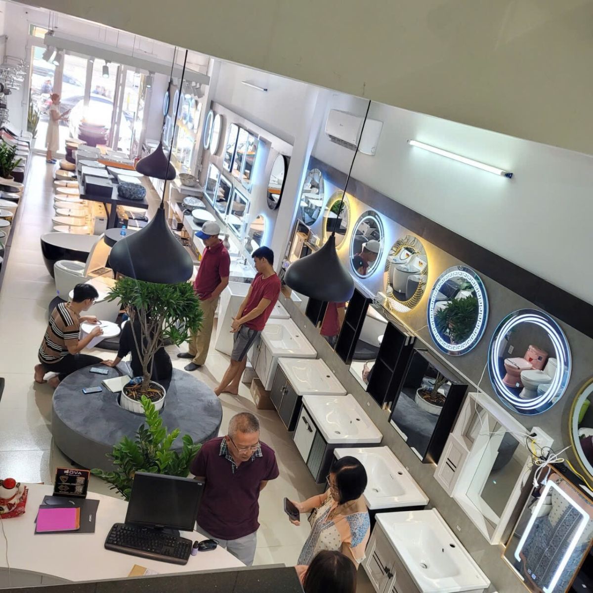 Tại Thiết Bị Vệ Sinh Giá Kho, các sản phẩm đều có mức giá hấp dẫn, kèm chương trình khuyến mãi sale tận gốc.