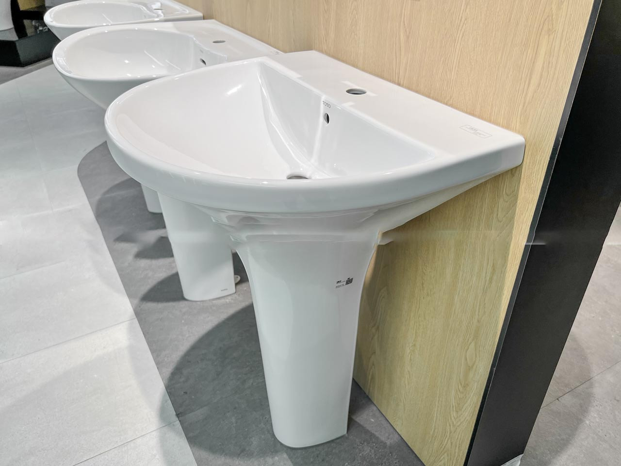 Chậu lavabo TOTO chân dài cũng được nhiều người ưu ái chọn lựa.